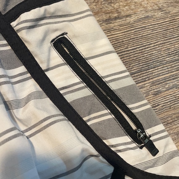 Lululemon Lined Pocket Shorts 10 - Picture 4 of 5